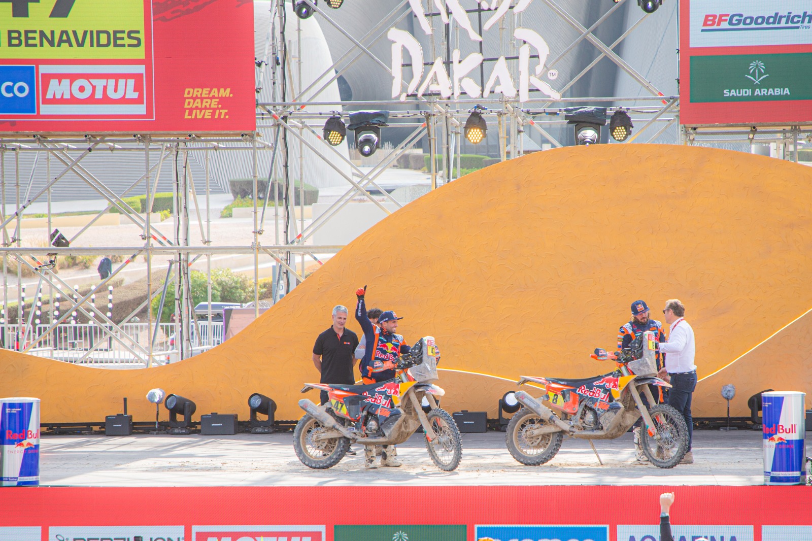 Los festejos de los pilotos que le ganaron al Dakar 2023: WhatsApp Image 2023-01-15 at 09.04.28.jpeg